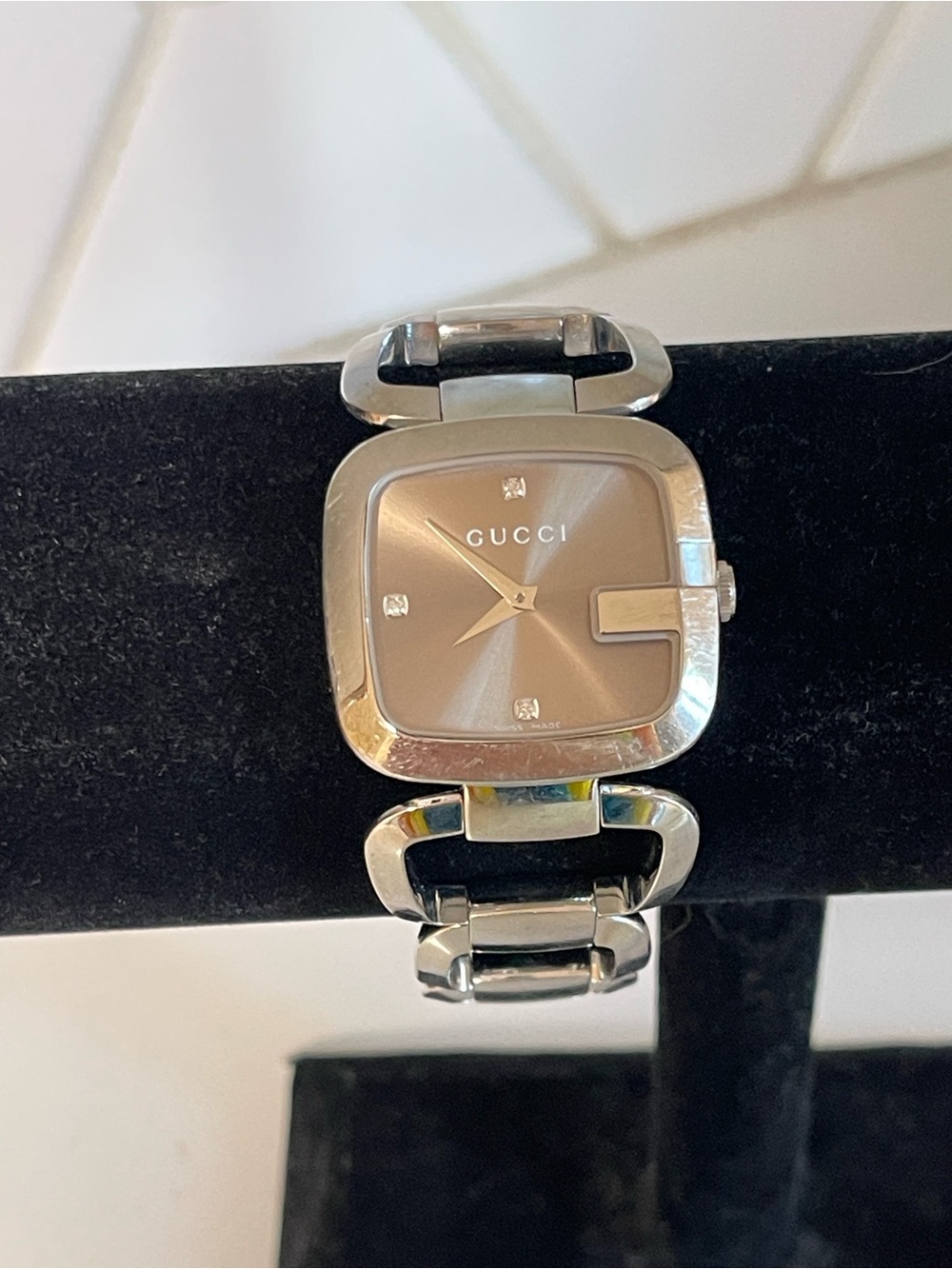 Gucci Women’s Silver-Tone Bracelet Watch with Champagne Dial